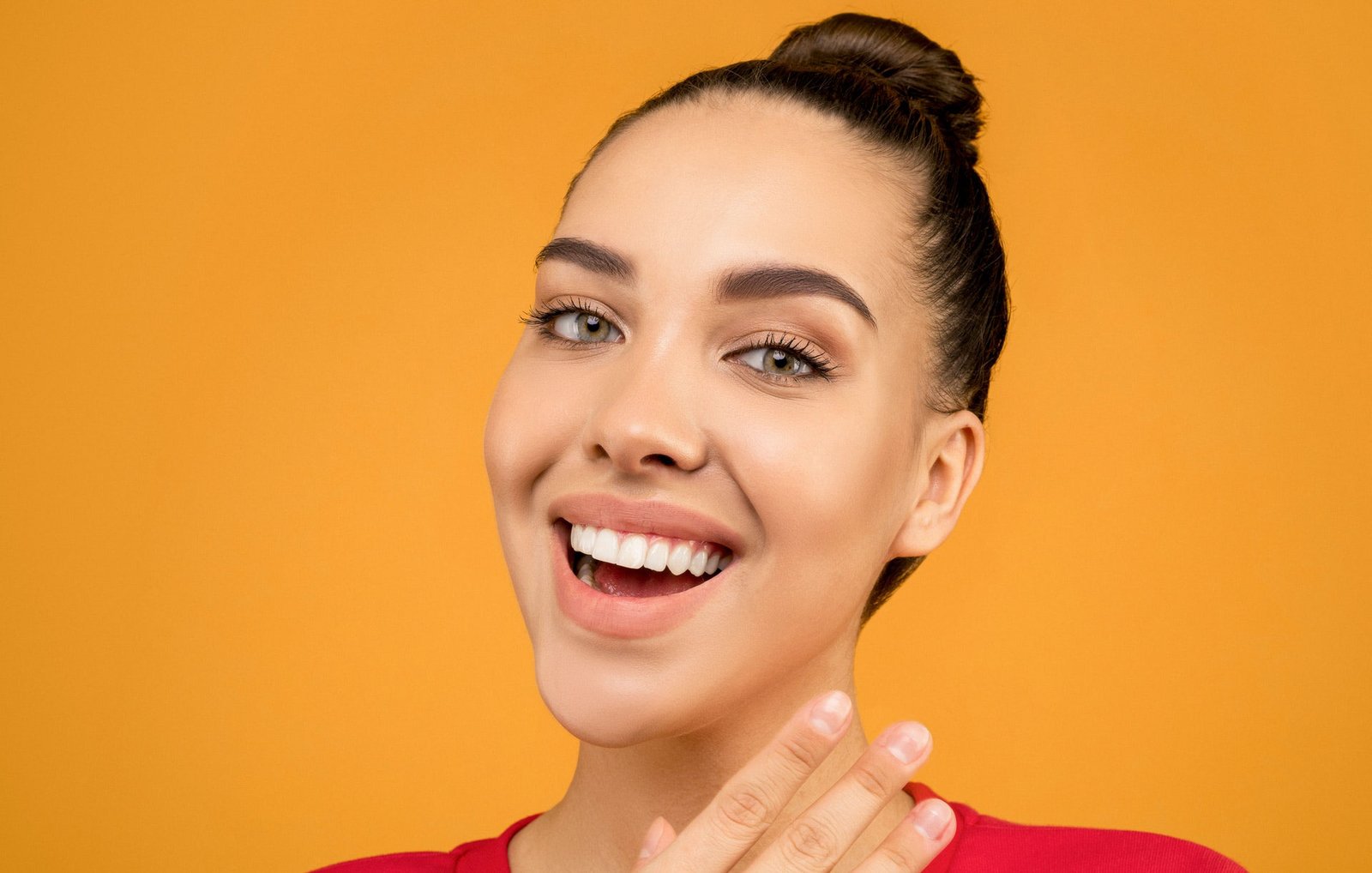 Aligner tedavisi gören bir hanım. Gülümsüyor.